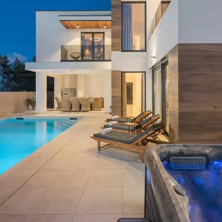 Contemporary Luxor Umag