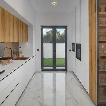 Contemporary Luxor אומאג