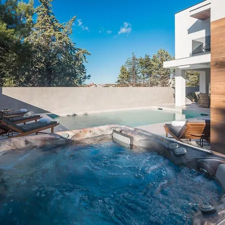Contemporary Luxor Umag